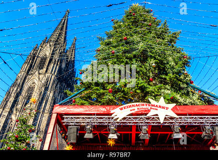 Köln, Deutschland - Dezember 13, 2018: Die schönsten Weihnachtsmarkt in Köln stattfindet, in einer fantastischen Lage, gegenüber der Kathedrale. Stockfoto