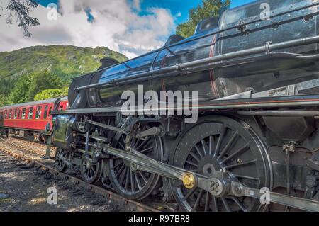 Mit dem Zug durch die schottischen Highlands zu dämpfen Stockfoto