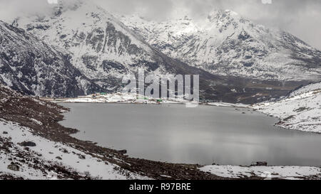 Sarathang See umgeben von schneebedeckten Bergen auf allen Seiten in der Nähe von changu See im Mai, Sikkim, Indien Stockfoto