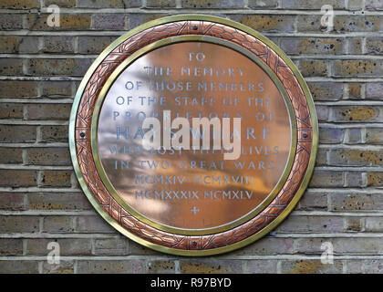 LONDON, Großbritannien - 23 November: Hays Wharf Plakette in London am 23. NOVEMBER 2013. Kupfer War Memorial Plaque bei Hays Wharf in London, United Kin Stockfoto