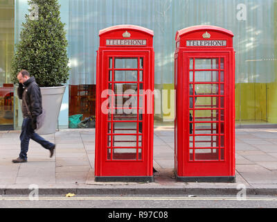LONDON, GROSSBRITANNIEN, 21. NOVEMBER: Telefon Stiefel in London am 21. NOVEMBER 2013. Zwei rote Telefon Kabinen in London, Vereinigtes Königreich. Stockfoto