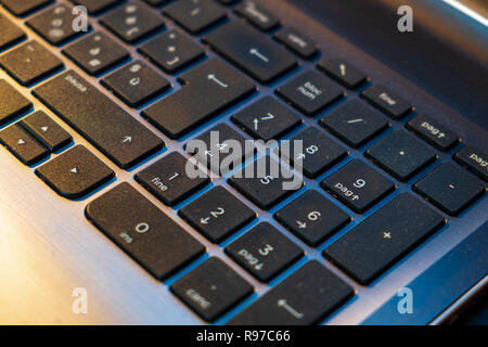 Englische Tastatur der neuesten Generation und neue Generation Computer. Stockfoto