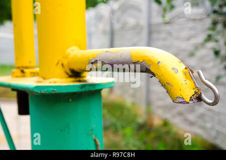 Alte Wassersäule im Dorf Stockfoto