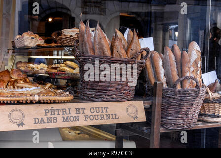 Ein Korb frisch gebackener traditioneller französischer Stöcke (auf Französisch auch als Baguettes bekannt) ist in einer familiengeführten handwerklichen Bäckerei in Mazamet im Süden erhältlich Stockfoto