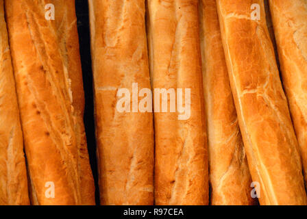 Ein Bündel frisch gebackener traditioneller französischer Stöcke (auf Französisch auch als Baguettes bekannt) ist in einer familiengeführten handwerklichen Bäckerei in Mazamet im Süden erhältlich Stockfoto