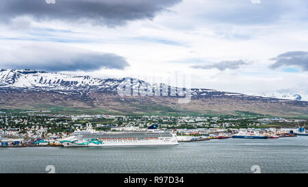 Der Hafen von Akureyri mit Kreuzfahrtschiffen auf den Eyjafjörður Fjord im Norden Island, Europa. Stockfoto