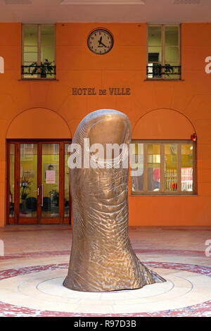 Nizza, Frankreich - Januar 17: Hotel de Ville in Nizza am 17. Januar 2012. Riesige Daumen Skulptur vor dem Hotel de Ville in Nizza, Frankreich. Stockfoto