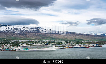 Der Hafen von Akureyri mit Kreuzfahrtschiffen auf den Eyjafjörður Fjord im Norden Island, Europa. Stockfoto