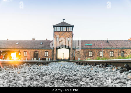 Bahn zum Haupteingang des Konzentrationslager Auschwitz Birkenau, Museum heute, Polen Stockfoto