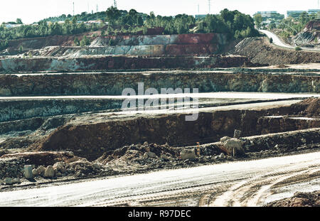 Riotinto Tagebau, wo Kupfer und Gold aus dem Steinbruch gewonnen werden, mit dem Himmel und den Pinienwald im Hintergrund Stockfoto