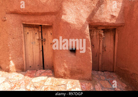 Braune Holztür in Iran-Kashan, Qamsar, Natanz Stockfoto