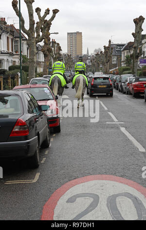 LONDON, Großbritannien - 15 Januar: Berittene Polizei am 15. Januar 2010. Zwei Polizisten auf Pferden patroling in London, Vereinigtes Königreich. Stockfoto