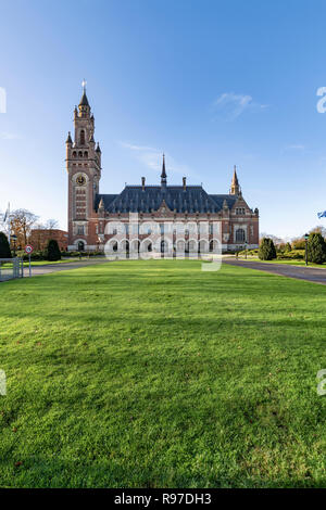 Den Haag, 4. Dezember 2018 - Vorderansicht der Friedenspalast, Sitz des Internationalen Gerichtshofs, Blick von der friedlichen Eingang mit der Gree Stockfoto