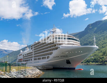 Silver Spirit Kreuzfahrtschiff im Hafen von Flåm, Aurlandsfjorden, Sognefjord günstig, Sogn og Fjordane, Norwegen Stockfoto