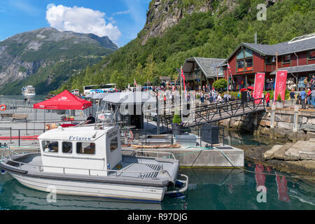 Kai im Zentrum der Stadt, Geiranger, Møre og Romsdal, Sunnmøre, Norwegen Stockfoto