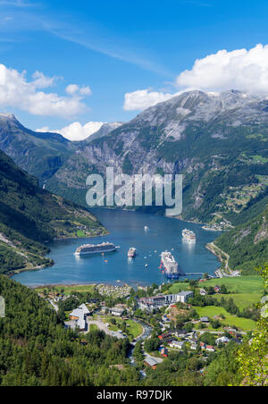 Geiranger, Norwegen. Blick über die Stadt Geiranger und Geirangerfjord, Norwegen Stockfoto