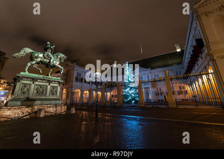 Weihnachtsbaum in der niederländischen König und Königin Residenz bei Nacht, in Den Haag, wo Sie die Öffnung des Parlaments im September feiern, Netherlan Stockfoto