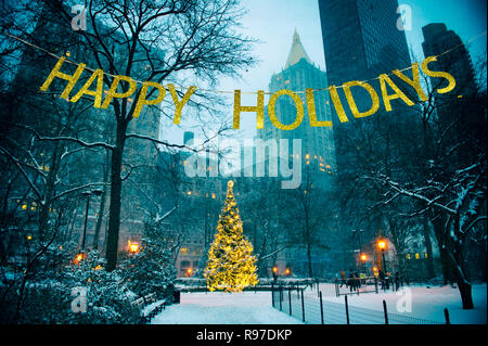 Golden Happy Holidays banner hängt über leuchtenden Weihnachtsbaum in einem Schnee von Wolkenkratzern umgeben Stockfoto