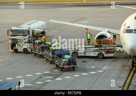 Prag, Tschechische Republik - 28. Juli 2018: Bodenpersonal laden Gepäck in Rückenwind Boeing737-400 am Flughafen Ruzyne, Vaclav Havel. Stockfoto