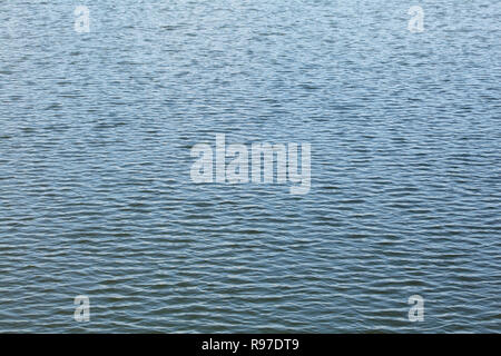 See Oberfläche, Wasser fast windstill nur kleine Wellen. Abstrakte wässriger Hintergrund. Stockfoto