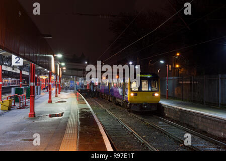 Arriva Northern Rail Class 142 pacer Zug 142091 im Lancaster mit einem lokalen Zug nach Morecambe Stockfoto