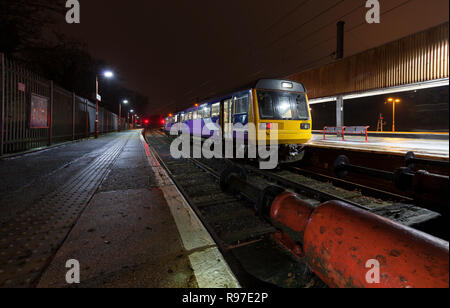 Arriva Northern Rail Class 142 pacer Zug 142091 im Lancaster mit einem lokalen Zug nach Morecambe Stockfoto