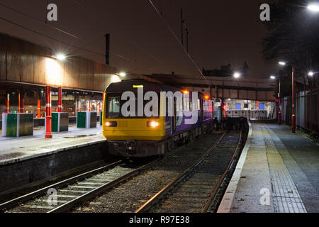 Arriva Northern Rail Class 142 pacer Zug 142091 im Lancaster mit einem lokalen Zug nach Morecambe Stockfoto