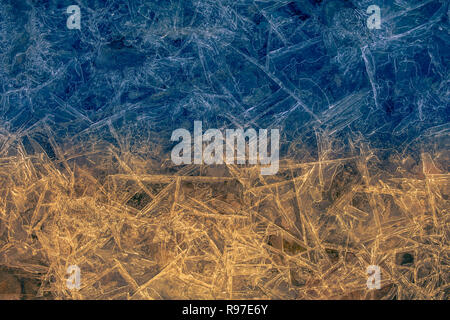 Scharfe Eiskristalle in den Farben der Flagge der Ukraine als Symbol des Kalten Beziehungen zwischen der Ukraine und Russland lackiert Stockfoto