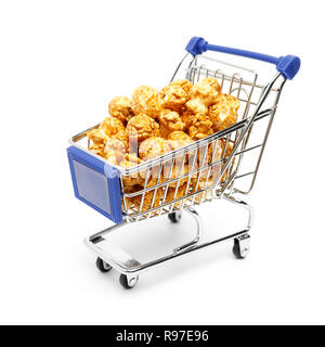 Miniatur metall Warenkorb mit dem goldenen süßes Popcorn auf weißem Hintergrund dargestellt Stockfoto