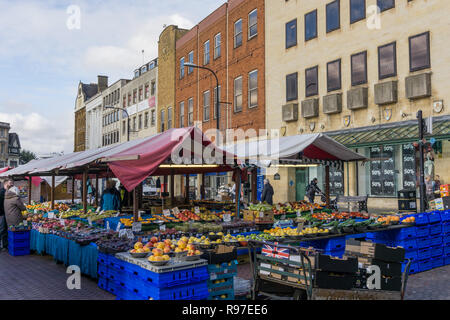 Obst und Gemüse auf dem Marktplatz, Northampton, UK; eine der größten und ältesten Märkte in England, es stammt aus dem 13. Jahrhundert Stockfoto