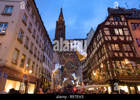 2018 Weihnachtsmarkt rund um die Kathedrale in Straßburg, der Hauptstadt de Noel im Elsass, Frankreich Stockfoto