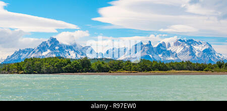 Panorama der Torres Cuernos Del Paine von der Serrano River im Sommer in den Torres del Paine Nationalpark, Patagonien, Chile. Stockfoto