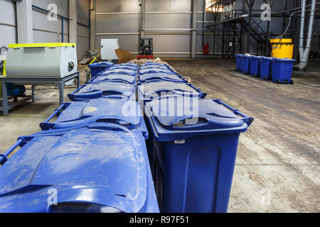 Separate Garbage Collection. Ausrüstung für drücken Trümmer sortieren Material in ein modernes Recycling Anlage verarbeitet werden. Stockfoto