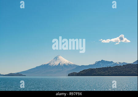 Landschaft der Vulkan Osorno hinter allen Heiligen See (Lago Todos Los Santos) im chilenischen Seengebiet in der Nähe von Puerto Montt und Puerto Varas, Chile. Stockfoto