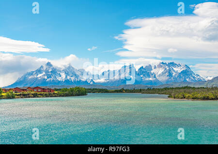 Die Cuernos und Torres del Paine entlang der Serrano River im Sommer im Nationalpark Torres del Paine, Puerto Natales, Patagonien, Chile. Stockfoto