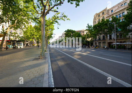 Eine einsame Straße am frühen Morgen in Barcelona, Spanien Stockfoto