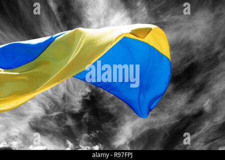 Ukrainische Flagge schwenkten in Wind auf Sonnenlicht schwarze und weiße Sturm Himmel Stockfoto