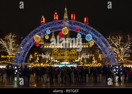 Wien, Österreich - 15 Dezember, 2018: Wiener Rathaus in der Nacht während Weihnachtsmarkt Zeit Stockfoto