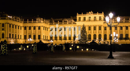 Schloss Schönbrunn Weihnachtsmarkt mit Weihnachtsbaum in Wien, Österreich Stockfoto