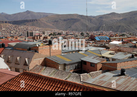 Blick über Potosi, Bolivien, mit Bergen im Hintergrund Stockfoto