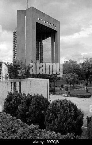 MONTERREY, NL/MEXIKO - 10.November 2003: Hohe Gerichtshof Gebäude auf dem Macroplaza Stockfoto