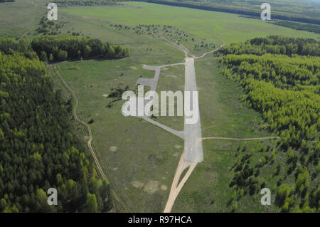 Oblast Wladimir, Russland. 9. Mai 2013. Flugplatz Velikovo (Dobrograd) aus der Luft Stockfoto