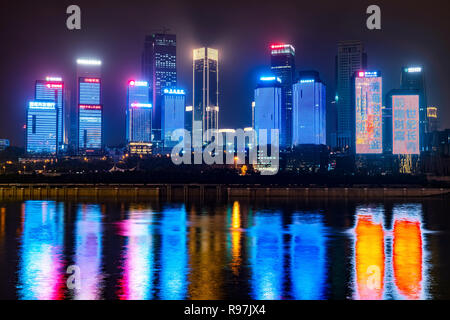 Nachtansicht der Chongqing Financial District Wolkenkratzer auf dem Yangtze River Stockfoto