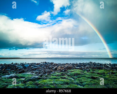 Regenbogen über den berühmten Dinosaurier Bucht bei Staffin auf der Insel Skye. Stockfoto