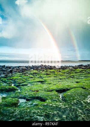 Regenbogen über den berühmten Dinosaurier Bucht bei Staffin auf der Insel Skye. Stockfoto