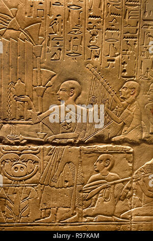 Alte ägyptische Kalkstein-Ushabti-Shabti-Begräbnissfigur aus dem Grab des Paätenemheb Paätonemheb, verziert mit Reihen von eingravierten Hieroglypheninschriften, Neues Reich, 18. Dynastie, ausgestellt im Museo Egizio in Turin, Italien. Stockfoto