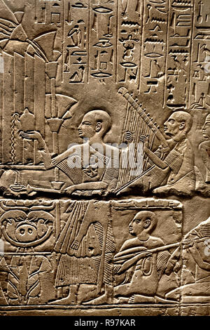 Alte ägyptische Kalkstein-Ushabti-Shabti-Begräbnissfigur aus dem Grab des Paätenemheb Paätonemheb, verziert mit Reihen von eingravierten Hieroglypheninschriften, Neues Reich, 18. Dynastie, ausgestellt im Museo Egizio in Turin, Italien. Stockfoto