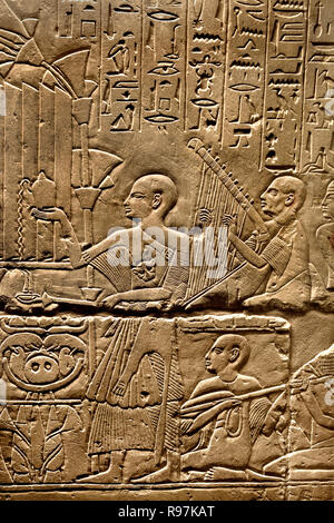 Alte ägyptische Kalkstein-Ushabti-Shabti-Begräbnissfigur aus dem Grab des Paätenemheb Paätonemheb, verziert mit Reihen von eingravierten Hieroglypheninschriften, Neues Reich, 18. Dynastie, ausgestellt im Museo Egizio in Turin, Italien. Stockfoto