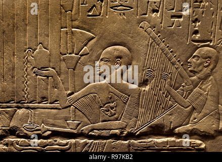 Alte ägyptische Kalkstein-Ushabti-Shabti-Begräbnissfigur aus dem Grab des Paätenemheb Paätonemheb, verziert mit Reihen von eingravierten Hieroglypheninschriften, Neues Reich, 18. Dynastie, ausgestellt im Museo Egizio in Turin, Italien. Stockfoto