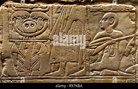 Alte ägyptische Kalkstein-Ushabti-Shabti-Begräbnissfigur aus dem Grab des Paätenemheb Paätonemheb, verziert mit Reihen von eingravierten Hieroglypheninschriften, Neues Reich, 18. Dynastie, ausgestellt im Museo Egizio in Turin, Italien. Stockfoto